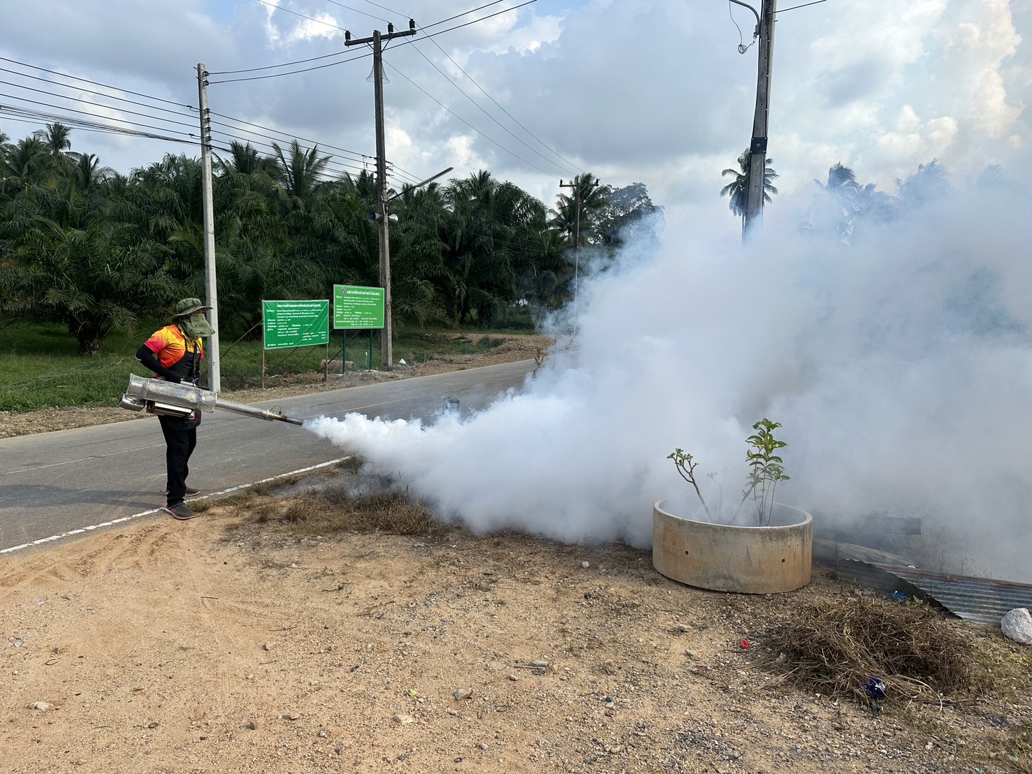 วันที่ 23 กุมภาพันธ์ 2567 องค์การบริหารส่วนตำบลกำเนิดนพคุณ โดยกองสาธารณสุขและสิ่งแวดล้อม ได้ดำเนินการพ่นหมอกควัน หมู่ที่ 6 บ้านดอนทอง เป็นที่เรียบร้อยแล้ว